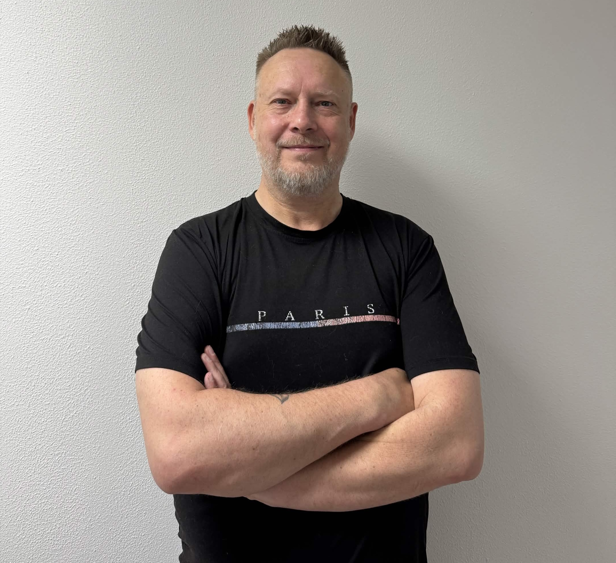 Hans der smiler til kameraet